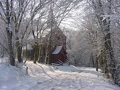 La chapelle Sainte-Edith du Bois-de-Cise sous la neige.