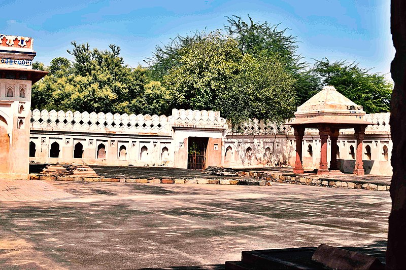 File:Jamali Kamali Mosque and Tomb of Maulana Jamali Kamali ag016.jpg