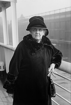 Jane Addams, lauréate du Prix Nobel de la paix 1931, photographiée vers 1926. (définition réelle 2 961 × 4 347)