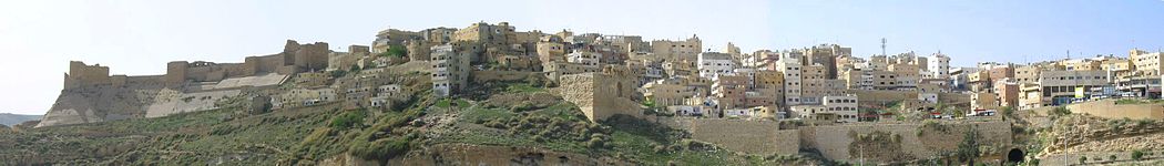 صورة بانورامية لوسط مدينة الكرك حيث القلعة الأثرية.