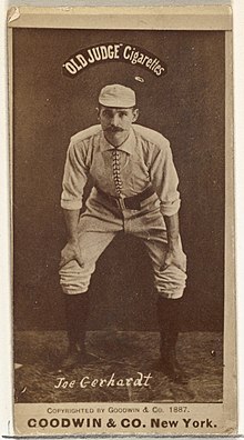 Hombre en uniforme de béisbol con las manos sobre las rodillas