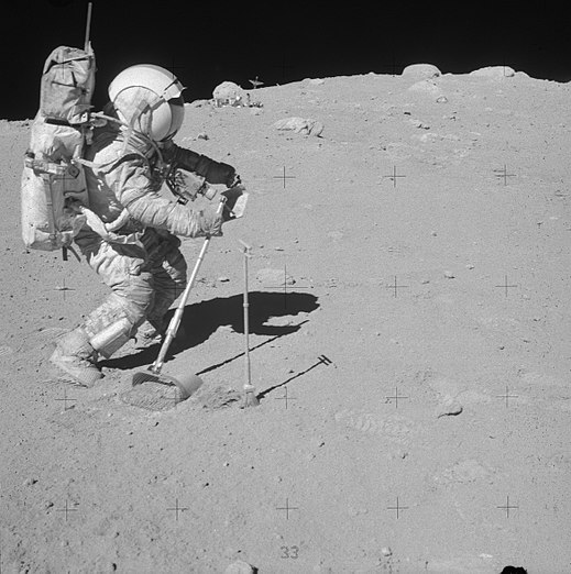Джон Янг на Луне 20 апреля 1972 года