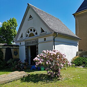 Klassizistisches Webersches Grufthaus um 1840, seit 1931 Jenichen