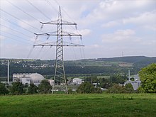 Links das Kernkraftwerk Obrigheim, rechts das als Ersatz für das abgeschaltete Kernkraftwerk in Bau befindliche Biomasse-Kraftwerk (2008)