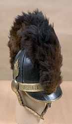 Kask m/1827 för officer med liggare av björnskinn.