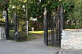 Kirikuaia piirdemüür väravatega