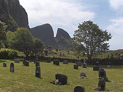 Den særmerkte fjellformasjonen Kinnaklova sett frå kyrkjegarden ved Kinn kyrkje Foto: Hjorthefoto