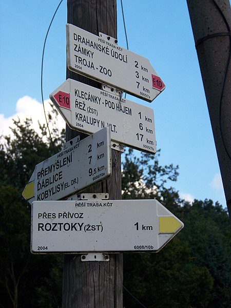 File:Klecánky, Povltavská, rozcestník u přívozu.jpg