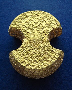 A Kobundō (小分銅), 95–97% gold, "Paulownia" Kiri mark (桐), Kikubana (菊花) emblem, 373.11 grams, Japan.