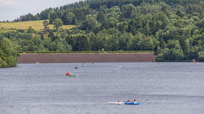 File:Kronenburger See mit Staumauer-7861.jpg