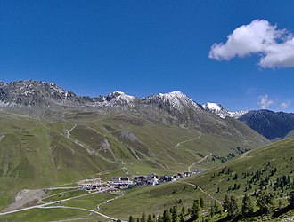 Widok na Kühtai, droga przełęczy biegnie od dołu po lewej stronie (od strony Ötztal) przez ośrodek sportów zimowych.