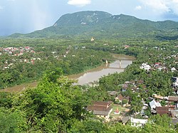 La città di Luang Prabang e il fiume Mekong visti dalla collina "Phou Si"