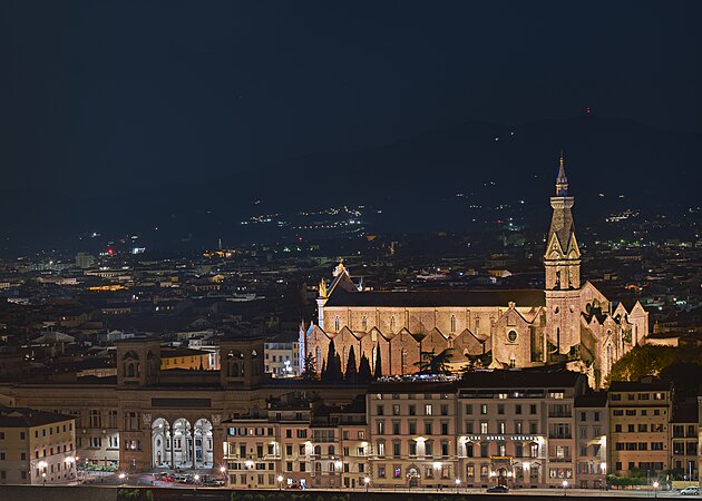 P- Santa Croce è una chiesa statale e quindi non riteuta sicura come licenza, ma questa foto si può ritenere panoramica; tuttavia ci sono altre foto notturne di Firenze dello stesso autore. Quindi scartiamo questa.