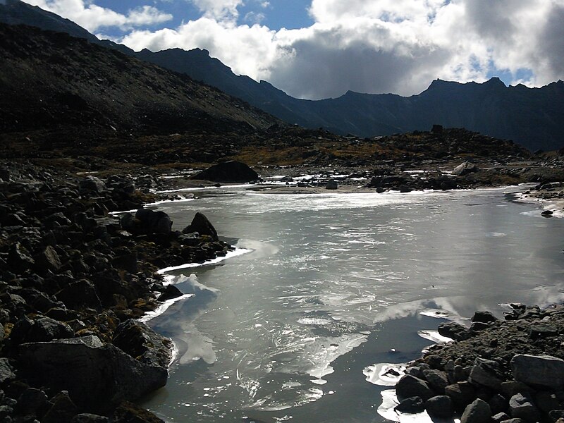 File:La frozen lakes below Rathong glacier (rangeet river tributeries).jpg