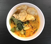 Bol de laksa. C'est une soupe de nouilles pimentée de Malaisie et d'Indonésie contenant du lait de coco et souvent de la coriandre ou du tamarin.