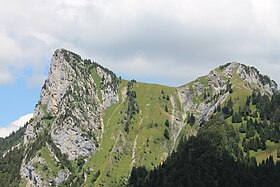 Vue du roc Lancrenaz (à droite) et de la roche Murraz (à gauche) depuis le col de l'Aulp au sud-est.