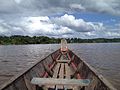 Auf dem Lawa-Fluss in einer Piroge, einem einfachen Boot aus Holz