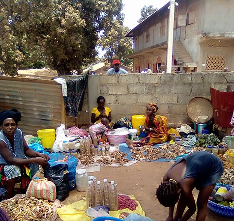1er : Les Femmes à la vente de médicaments traditionnelle au marche hebdomadaire de Filima / par Fatoumata Fodé Sylla