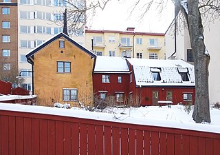 Lilla Skinnarviksgränd 1 (t. v.) och innergården Bastugatan 34.