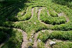 Labyrint av oklar ålder, kan vara samtida med gravfältet eller mer sentida.