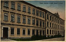 Dvoukřídlá trojpodlažní budova školy v Jungmannově ulici v Litovli na pohlednici z roku 1912.
