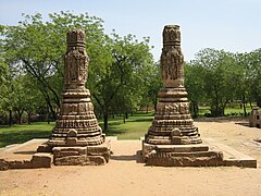મંદિર નજીકના અલગ સ્તંભો