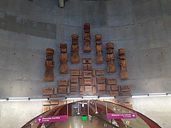 Obra Los pasos de la vida en la tierra de Antonio Paillafil en la estación Bío Bío del Metro de Santiago.