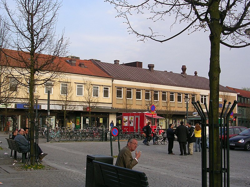 File:Mårtenstorget i Lund med Domusvaruhus.jpg