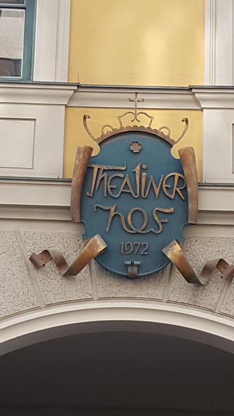 File:München — Theatinerhof (Schild).JPG