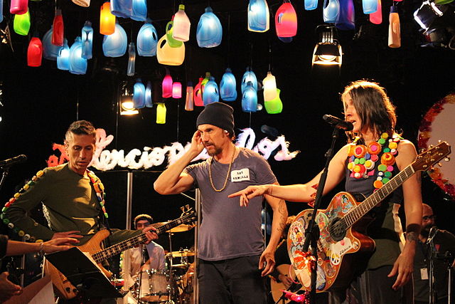 Colombian band Aterciopelados with the Spaniard Macaco.