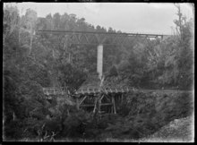 Memorial o te Ao Jembatan di Utara Pulau Utama Batang Line, dengan jalan yang lebih kecil terlihat di bawah jembatan, 1921 ATLIB 312173.png