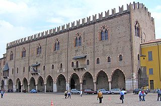 La fachada del Palazzo del Capitano, uno de los edificios que componen el complejo del Palacio Ducal de Mantua