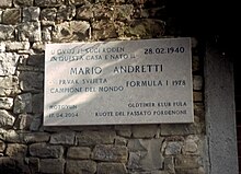 Foto della targa sulla casa natale di Mario Andretti a Montona.