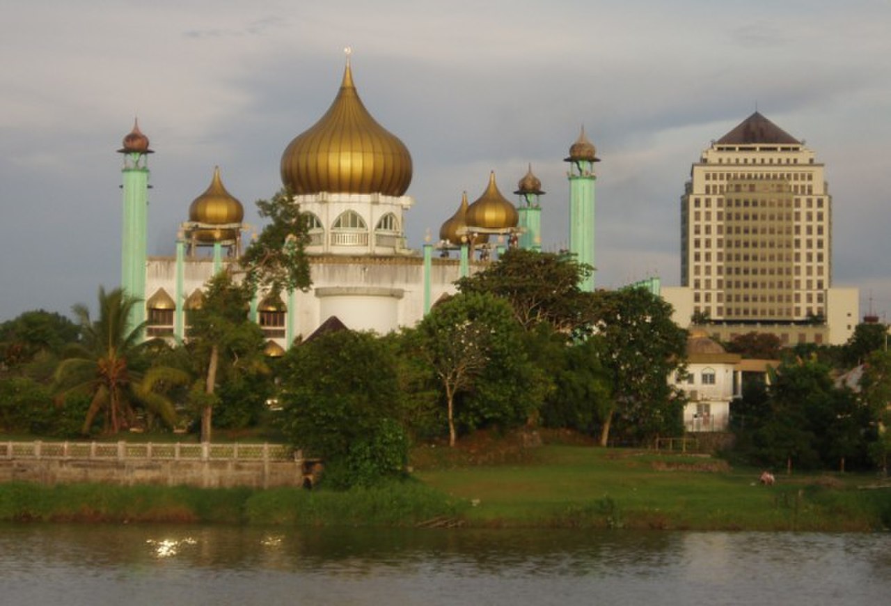 Восточная малайзия. Мечеть Негара Малайзия. Кучинг Малайзия. Мечеть Кучинга.