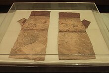 Han Dynasty half-finger mitts, 2nd century BCE, embroidered silk, unearthed from Mawangdui. Mawangdui Han Mitts (10113103185).jpg