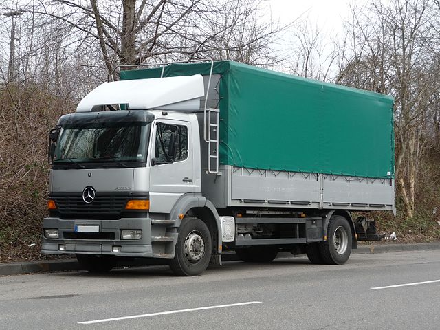 DateiMercedes Atego 1828 PritschenLkw graumetallic Plane