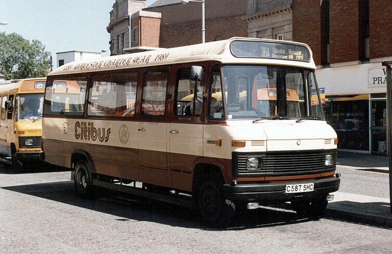 File:Midland Red West bus 1447 (C587 SHC), 6 July 1989.jpg