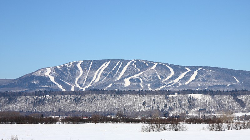 File:Mont Sainte-Anne.jpg