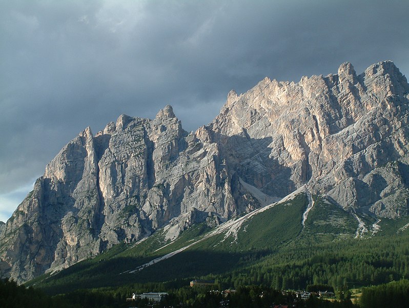 File:Montagna Cortina d'Ampezzo.JPG