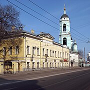 Nr. 55 und Glockenturm der Sergius-Kirche