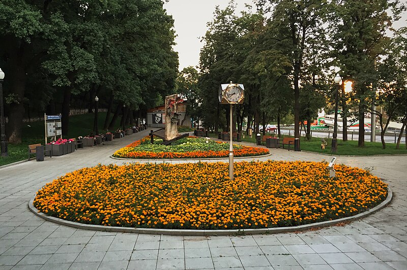 File:Moscow, Zemlyanoy Val, Sakharov Center park (30786824543).jpg