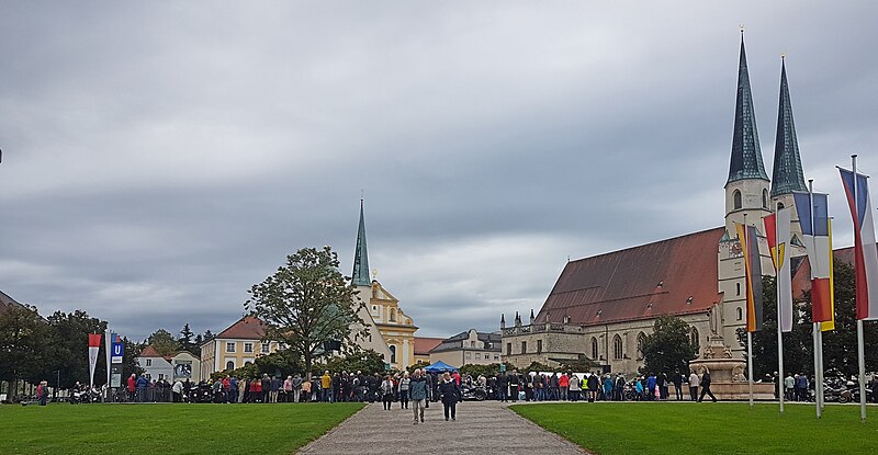 File:Motorrad-Wallfahrt Altötting 2018.jpg