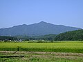 秋田市太平八田から見上げた太平山中岳（2012年8月14日）