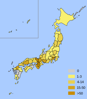 Dessin en couleur d'une carte du Japon sur fond bleu. Chaque département est coloré soit en marron, ocre, doré, jaune ou gris.