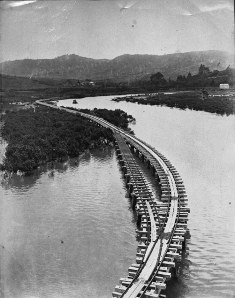 File:Nihotupu Dam tramline at Parau, 1920.png