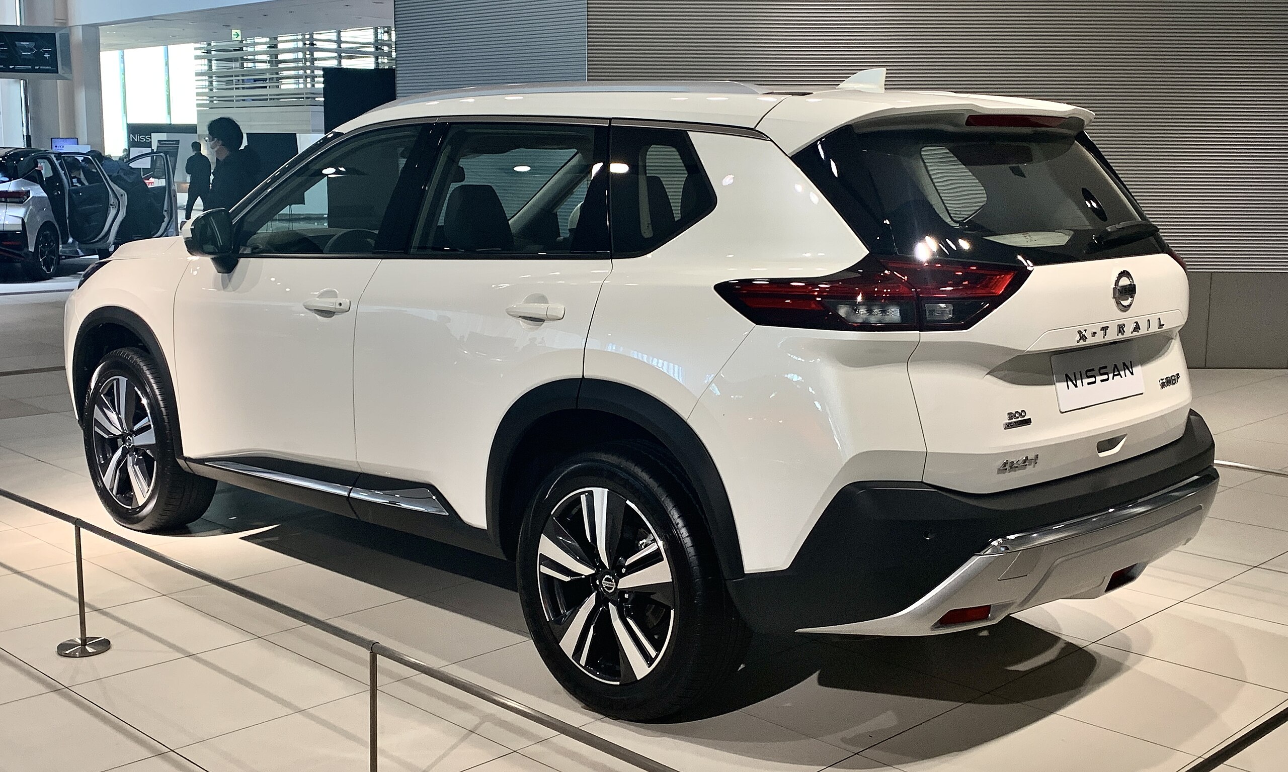 File:Nissan X-Trail (left-rear), Nissan Gallery Global HQ, 2021.jpg