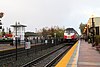 Un tren en una estación de ferrocarril urbano.