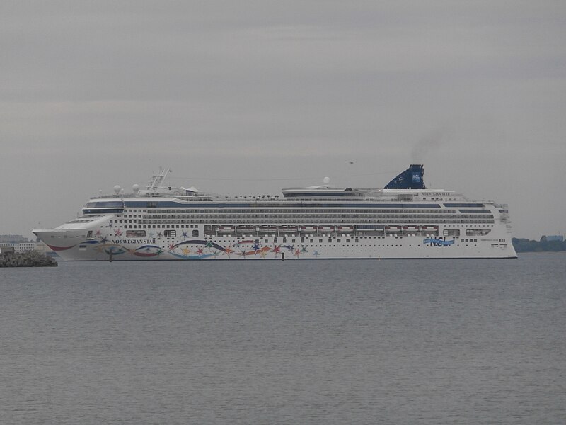 File:Norwegian Star arriving Tallinn 30 July 2013.JPG