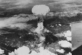 Gobasti oblak po eksploziji atomske bombe v Nagasakiju