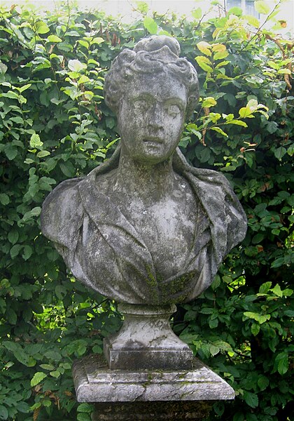 File:Nymphenburg-Noerdlicher Kabinettsgarten Statue L3-2.jpg